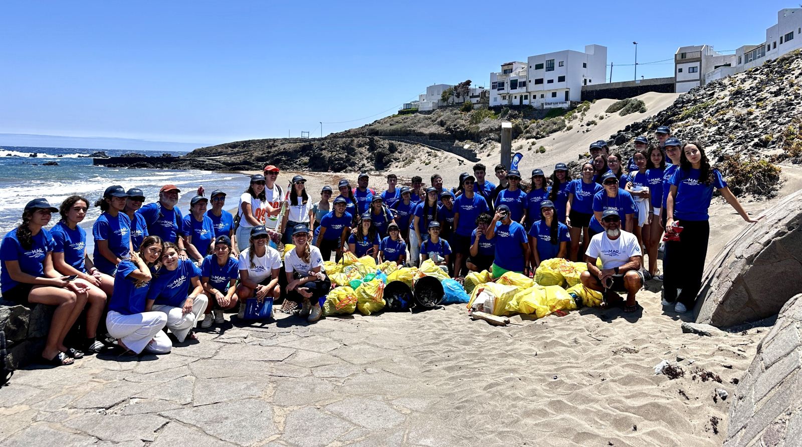 Grupo de voluntarios en limpieza de litoral de El Porís, Tenerife