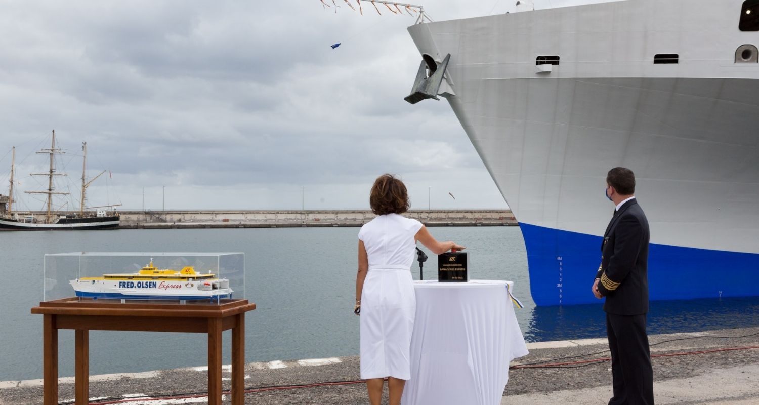 Arancha Ramírez, Madrina del Bañaderos Express, observando la rotura y bautizo del buque