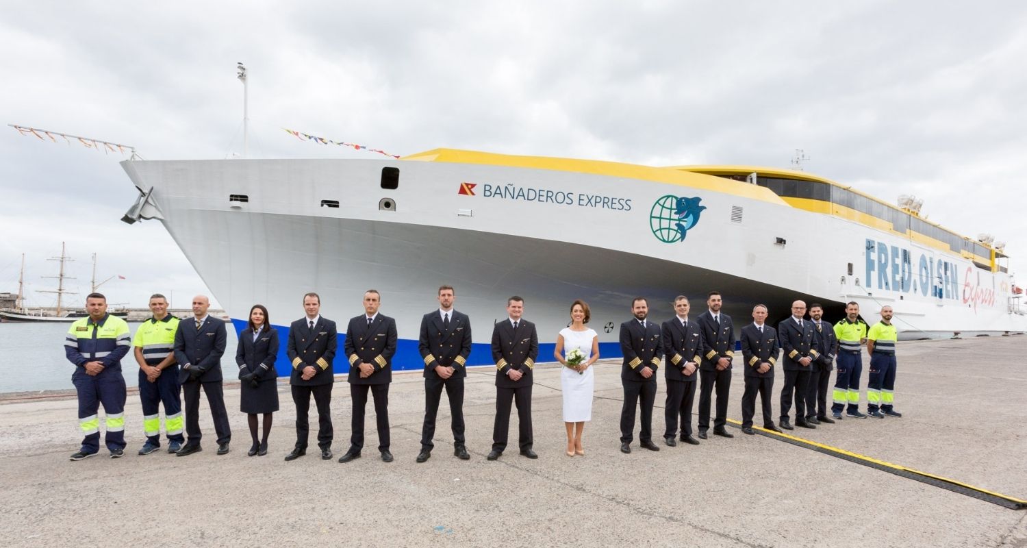 Arancha Ramírez, Madrina del buque, junto a su tripulación