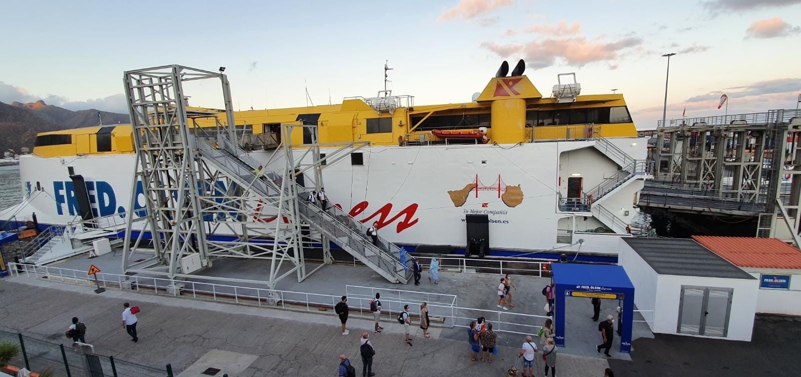 Pasajeros y pasajeras de la compañía a su llegada al puerto de Santa Cruz de Tenerife