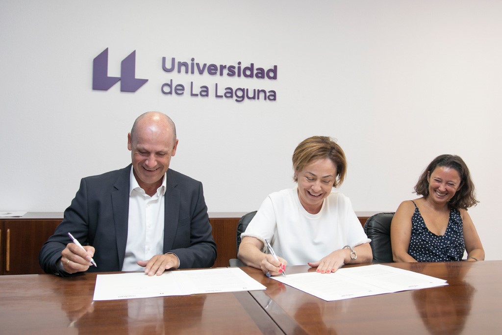 Firma del convenio del protección de cetáceos. En la imagen Juan Ignacio Liaño, Director de flota en Fred. Olsen Express; Rosa Aguilar, rectora del centro académico; y Natacha Aguilar de Soto, bióloga e investigadora Ramón y Cajal del centro académico.