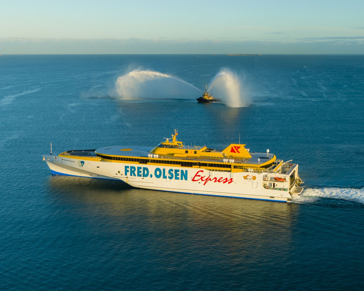 Bajamar Express recibiendo el Water Salute