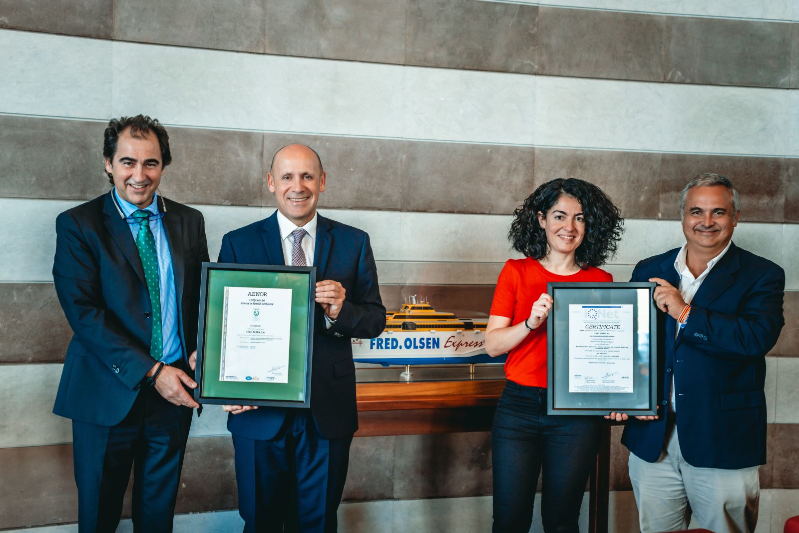 José Luis Mataix, director de la Delegación de AENOR de Canarias; Juan Ignacio Liaño, director de flota en Fred. Olsen Express; Montse Padrón, responsable de Calidad y Medio Ambiente; Mario Torres, jefe de seguridad marítima, OCPM, Protección y sistemas